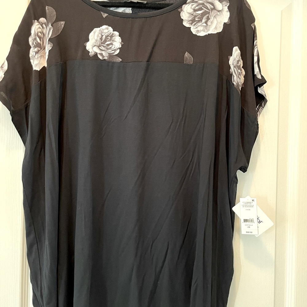 Pretty black and white top. Size 2X. NWT